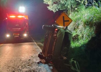 Homem de 64 anos fica ferido após capotamento de carro em Monte Carlo