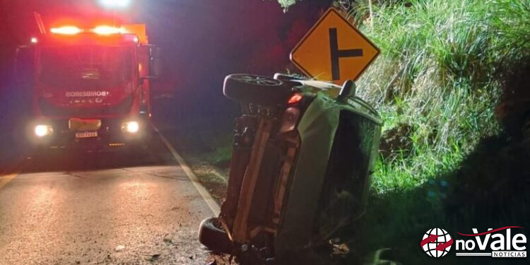 Homem de 64 anos fica ferido após capotamento de carro em Monte Carlo