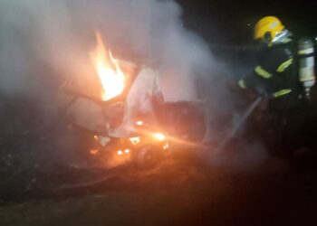 Veículo é destruído por incêndio na SC-120 em Curitibanos