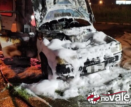 Incêndio destrói veículo na BR-282 em Campos Novos