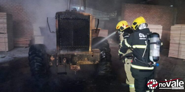 Incêndio atinge madeireira e danifica máquinas no Oeste de SC