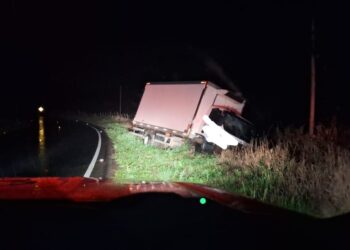 Motorista perde controle de caminhão, sai da pista e colide em barranco na SC-355