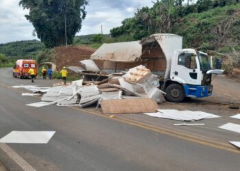 Falta de freios resulta em colisão de caminhão em barranco no contorno viário em Capinzal