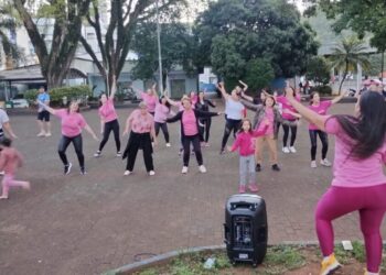 Aulão de Zumba Rosa movimenta mulheres na praça central em Capinzal