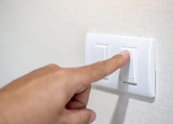Presidente sanciona lei que garante conta de luz gratuita para famílias de baixa renda