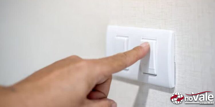 Presidente sanciona lei que garante conta de luz gratuita para famílias de baixa renda