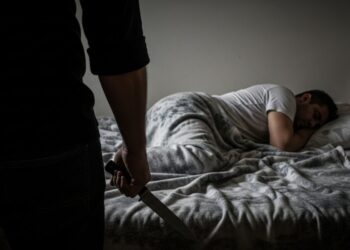 Filho que matou ex da mãe com 14 facadas enquanto homem dormia é condenado