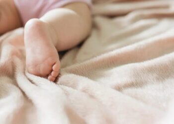 Pais acordam e encontram bebê morta na cama em SC