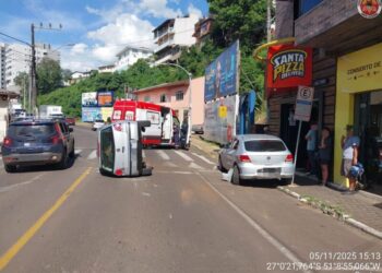 Colisão seguida de capotamento é registrada no Centro de cidade do Meio-Oeste