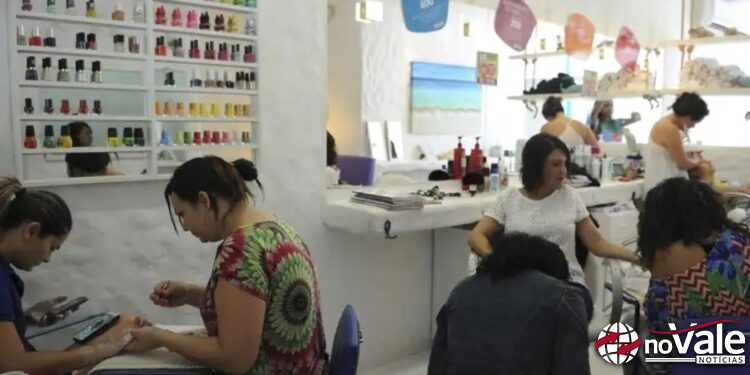 Anvisa proíbe duas substâncias utilizadas em unhas em gel
