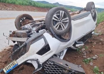 Motorista fica ferida após bater carro contra barranco e capotar no Oeste catarinense