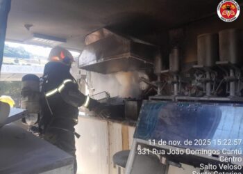 Incêndio em veículo de churros é controlado por populares em Salto Veloso
