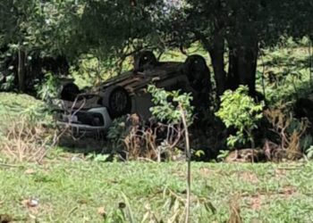 Mulher fica ferida após capotamento em ribanceira no interior de Ipira