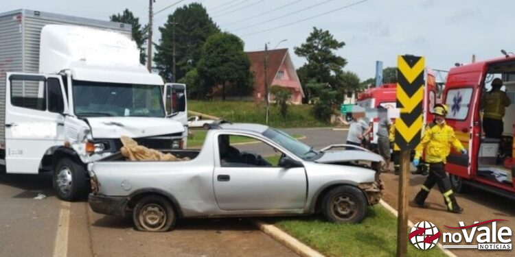 Atualizada: Idoso de 100 anos morre em colisão entre caminhonete e caminhão na BR-470, em Campos Novos