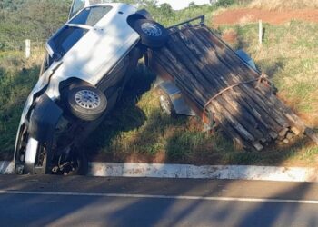 Saída de pista e capotamento de veículo é registrado na SC-467 em Capinzal