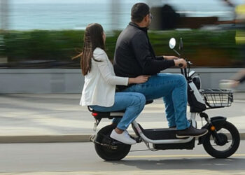 Nova regra vai exigir CNH, placa e capacete para todos os ciclomotores a partir de 2026