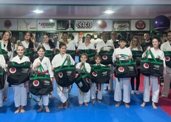 Associação Amigos do Karatê entrega mais de 60 mochilas personalizadas a atletas de Capinzal