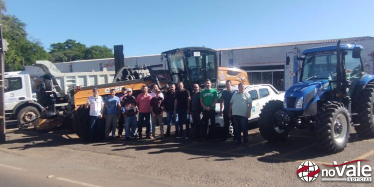 Administração de Capinzal entrega máquinas e veículos para reforçar setores da infraestrutura e agricultura