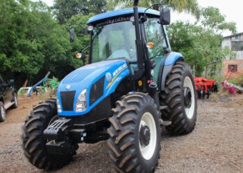Administração de Zortéa entrega trator e grade agrícola à Associação do Pouso Alto