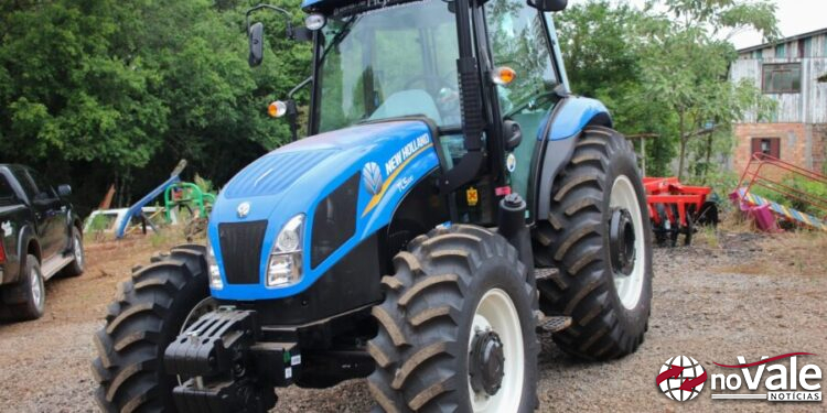 Administração de Zortéa entrega trator e grade agrícola à Associação do Pouso Alto