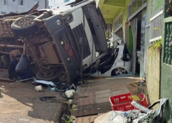 Caminhão com placas de Capinzal fica sem freio e atinge vários veículos em Herval d’Oeste