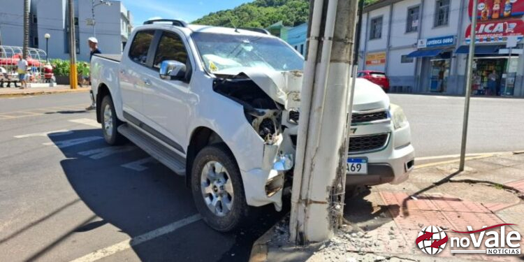 Família fica ferida após caminhonete atingir poste no Centro de Ouro