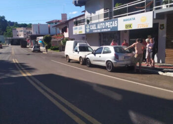 Homem sofre mal súbito e colide com carro estacionado em Ipira