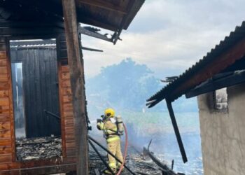 Incêndio destrói duas casas abandonadas em Lebon Régis