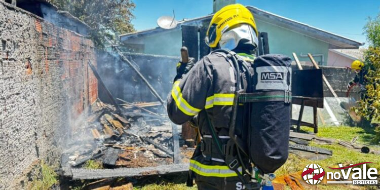 Incêndio atinge depósito de madeira em residência no Bairro Senhor Bom Jesus, em Campos Novos