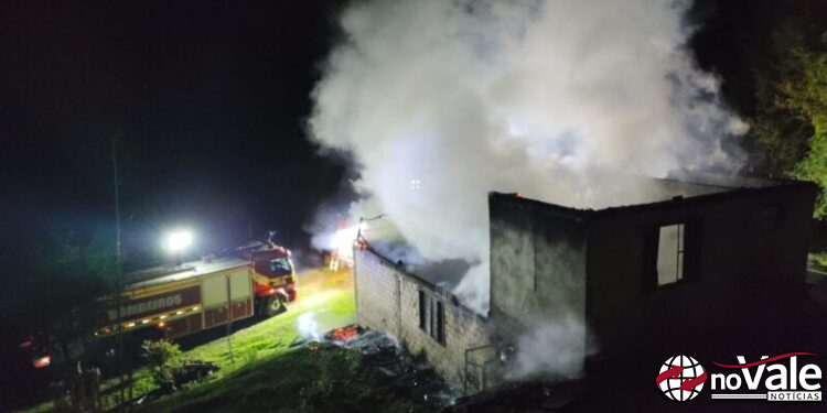 Incêndio destrói residência utilizada para lazer em Fraiburgo