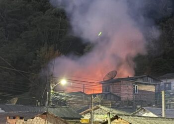 Bombeiros combatem incêndio de grandes proporções em Joaçaba