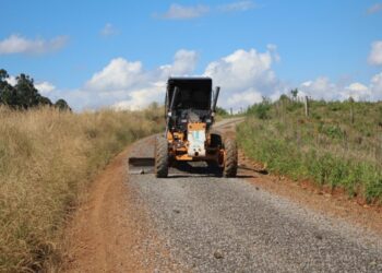 Secretaria de infraestrutura de Zortéa realiza britamento da estrada da comunidade de Volta Grande