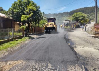 Iniciadas obras de pavimentação no acesso à comunidade de Linha Residência, em Capinzal