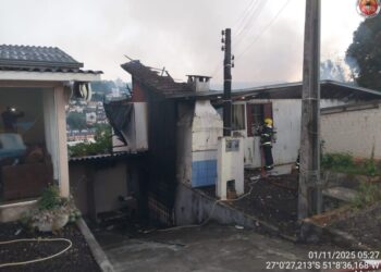 Incêndio destrói residência de dois pavimentos em Videira