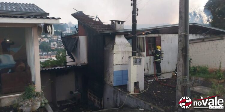 Incêndio destrói residência de dois pavimentos em Videira