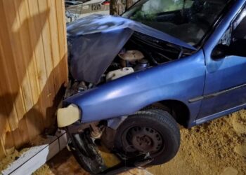 Motorista furta carro, foge da polícia e colide em residência em Herval d’Oeste