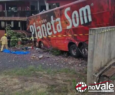 Colisão entre ônibus de banda e caminhonete deixa um morto em Pato Branco no Paraná