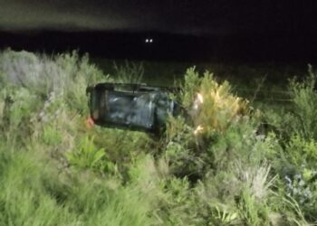 Saída de pista e capotamento deixa dois homens feridos na SC-451