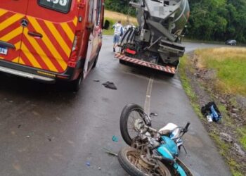 Motociclista fica gravemente ferido após colisão com caminhão em Piratuba