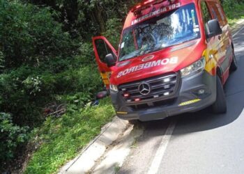 Motociclista de 18 anos fica ferido após queda na SC-390 em Peritiba