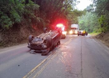 Capotamento deixa dois feridos na SC-150 em Luzerna