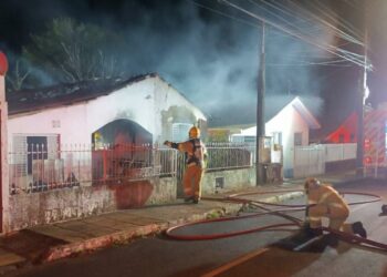 Homem é resgatado gravemente ferido durante incêndio de casa em Xanxerê