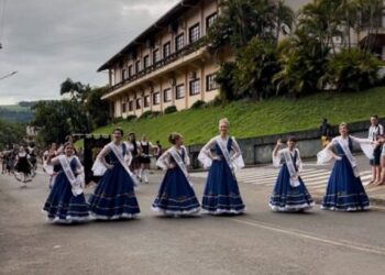 Alegria e tradição marcam o Desfile de Kerb 2025 em Capinzal