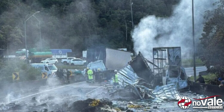 Engavetamento com morte e incêndio interdita BR-376, próximo à divisa com SC