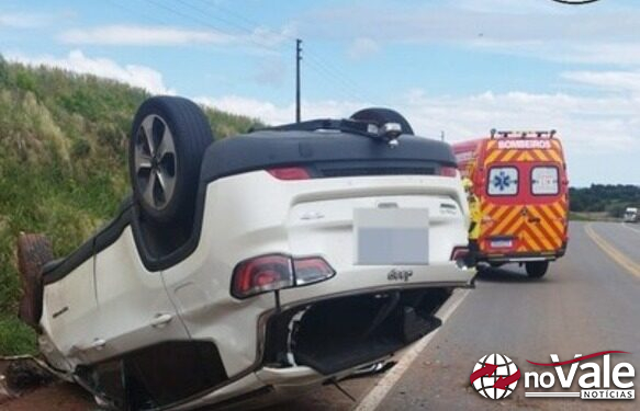 Motorista fica ferido após capotamento de veículo na BR-470 em Campos Novos