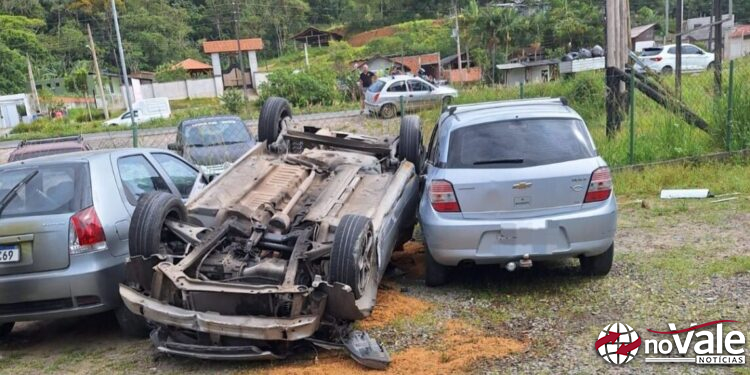 Carro é arremessado para fora da pista após colisão em SC e capota várias vezes