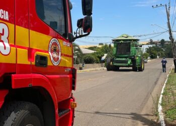 Colheitadeira enrosca em fiação e danifica poste em Zortéa