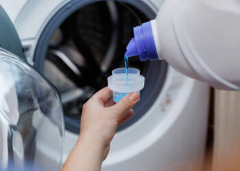Lotes contaminados de sabão líquido para roupas são recolhidos pela Anvisa