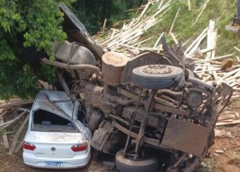 Caminhão tomba sobre carro estacionado e deixa ao menos dois mortos em Arvoredo