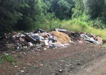 Piratuba: Prefeitura realiza limpeza de entulho descartado irregularmente na Linha Missioneiro